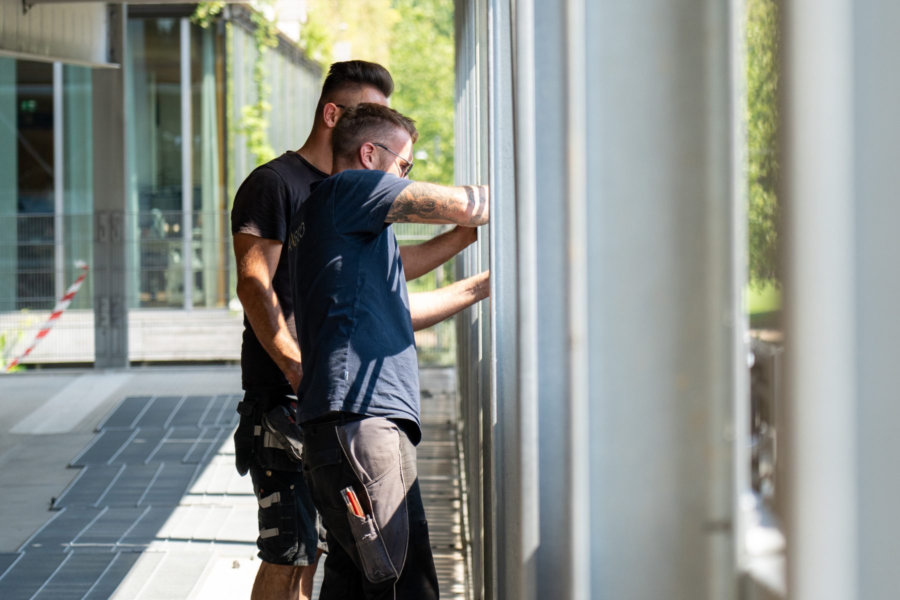 Präzisionsarbeit bei der Montage; Planeco-Fachkräfte installieren Komponenten für ein smartes Energiesystem; Allschwil, Planeco GmbH. | SR-STUDIOS