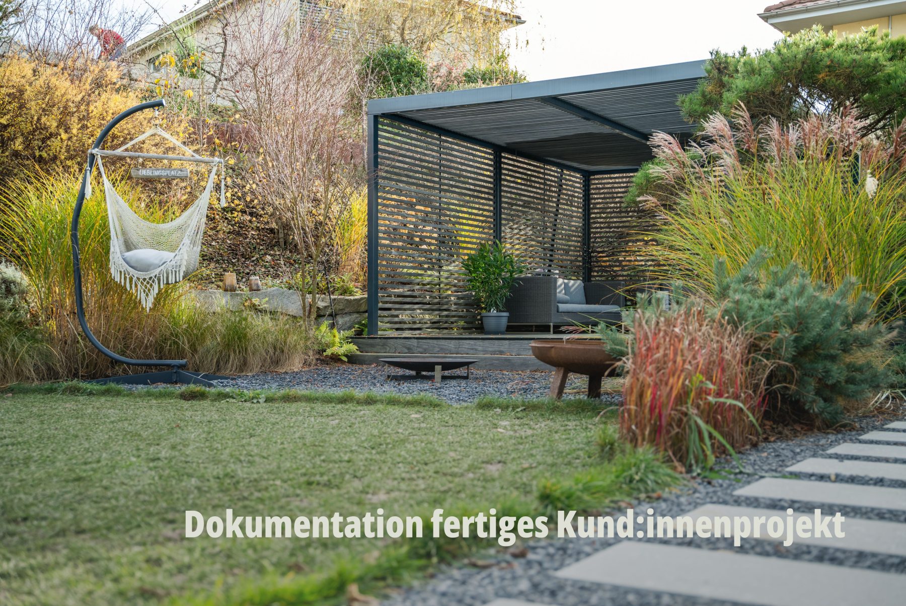 Outdoor-Fotografie durch SR-STUDIOS: Eine moderne, stilvoll gestaltete Gartenanlage mit einer gemütlichen Sitzecke, einer Pergola und einer Hängematte im grünen Garten. Kreatives Content Piece; Vögtli Gartenbau. | SR-STUDIOS