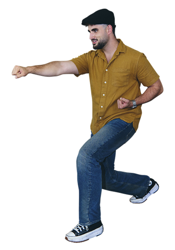 Männlicher Content Creator einer Marketingagentur steht in seitlicher Sportpose mit ausgestrecktem Arm. | SR-STUDIOS