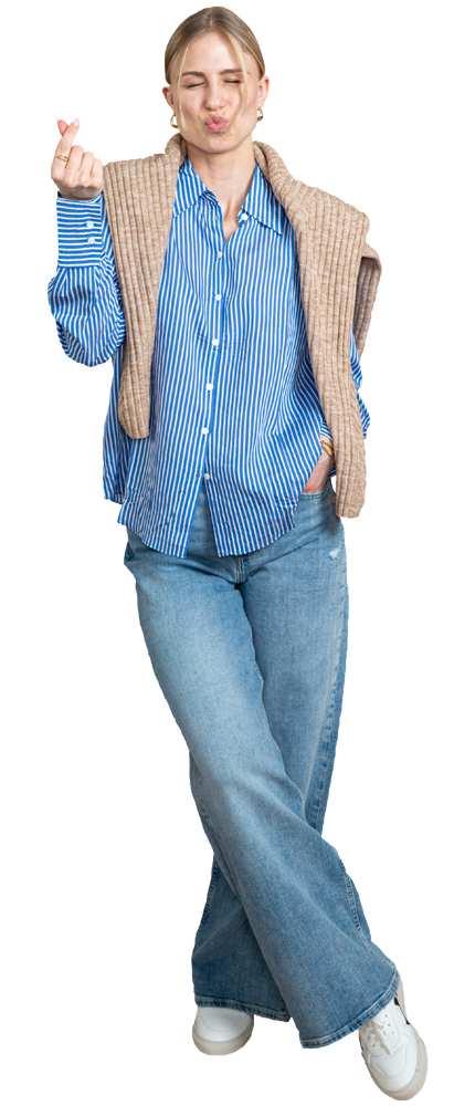 Marketing Mitarbeiterin trägt lässigen Business-Look mit blauer Bluse und Jeans, koreanisches Herz, Finger Heart. | SR-STUDIOS